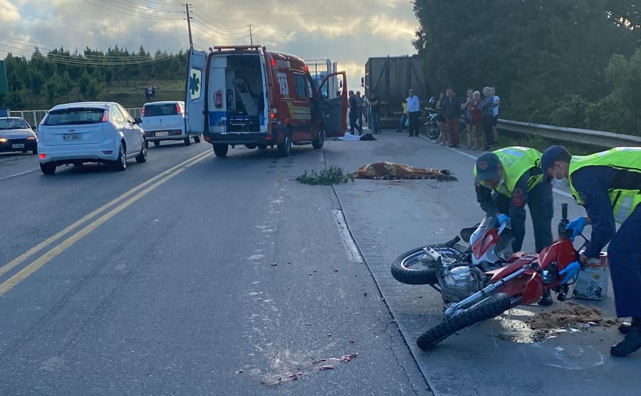 Dois homens morrem em acidente entre moto e caminhão em São Bento do Sul