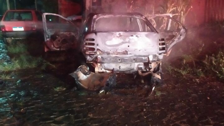 Carro é encontrado totalmente em chamas em São Lourenço do Oeste