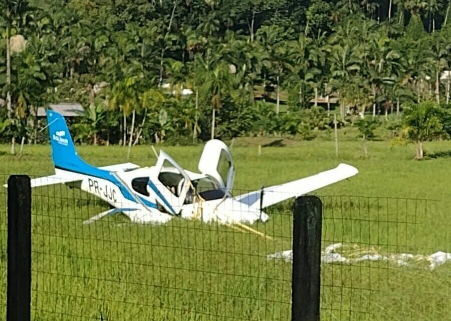 Vídeo: avião cai em arrozal em SC
