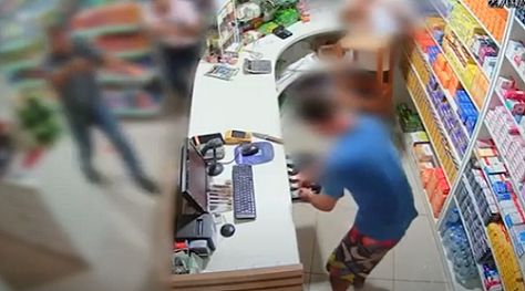 Vídeo: homem tenta assaltar farmácia, mas policiais interrompem ação em Araranguá