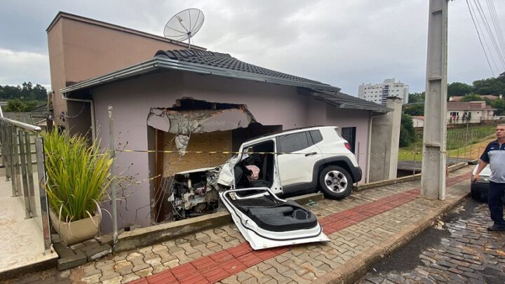 Jeep desgovernado ‘salta’ e invade casa em cidade de SC