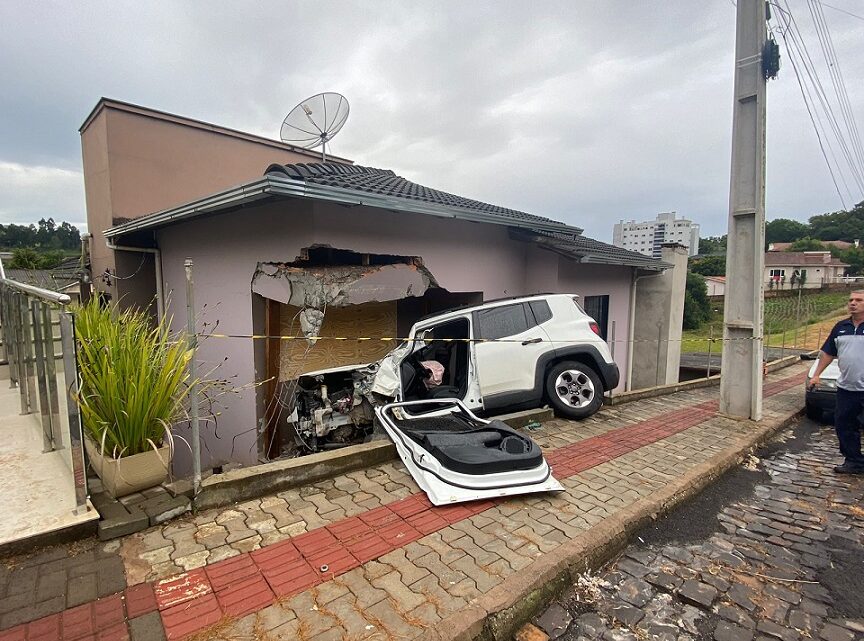 Jeep desgovernado ‘salta’ e invade casa em cidade de SC