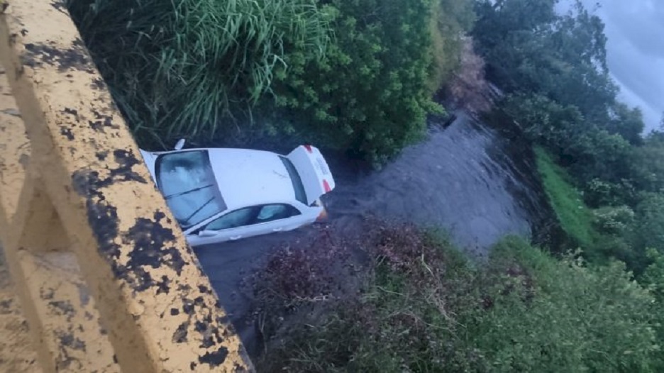 Policiais militares resgatam crianças em veículo submerso em SC