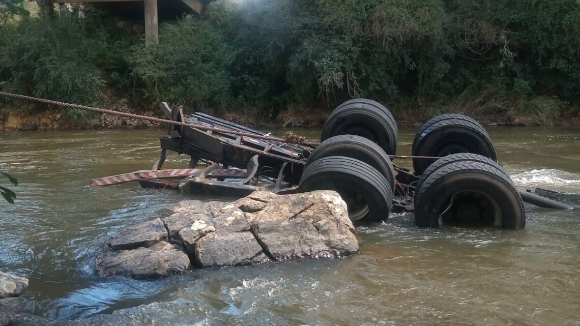 Corpo é encontrado em rio onde caminhoneiro desapareceu após acidente