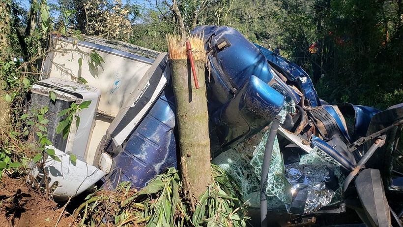 Caminhão cai em barranco e motorista fica preso às ferragens na SC-155