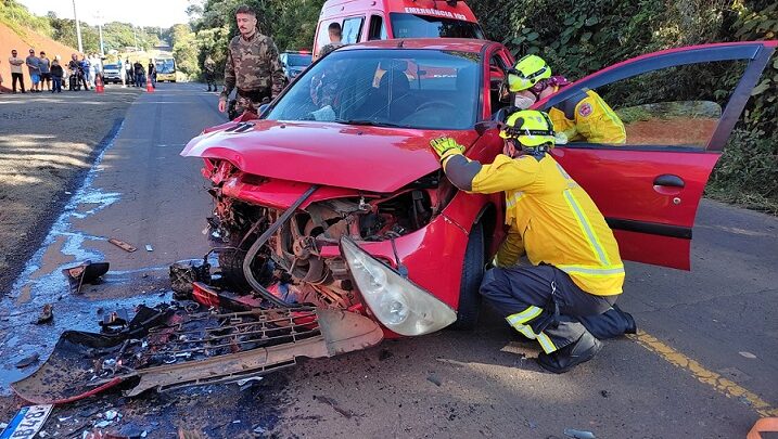 Colisão entre carros deixa dois homens feridos no Oeste de SC