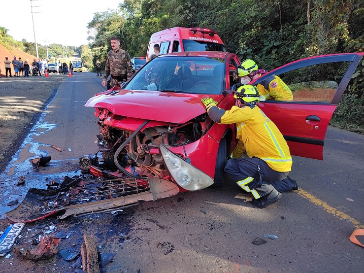 Colisão entre carros deixa dois homens feridos no Oeste de SC