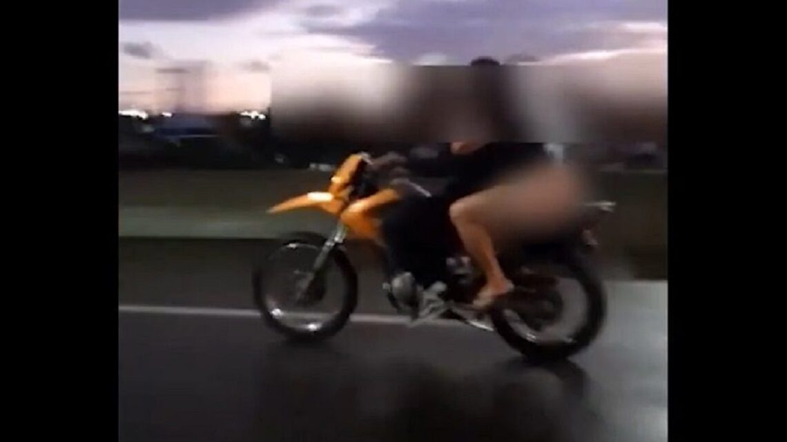 Vídeo: de bumbum de fora, garupa sem capacete é flagrada na BR-101
