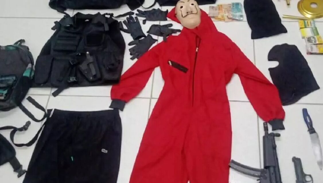 Assaltantes são presos com fuzil fake e roupas de La Casa de Papel em SC