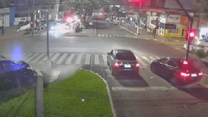 Vídeos: veículo invade canteiro, bate em poste e motorista sai ileso em Chapecó