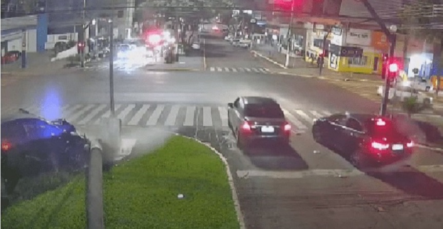 Vídeos: veículo invade canteiro, bate em poste e motorista sai ileso em Chapecó