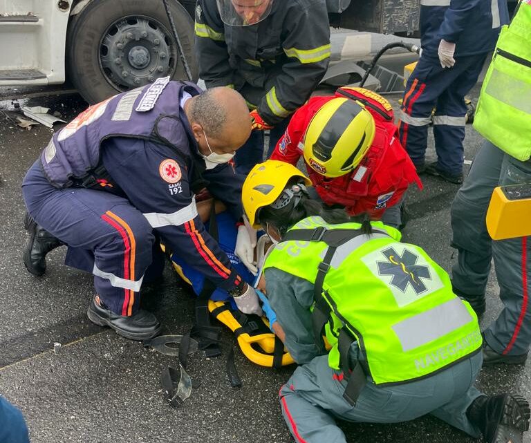 Idoso fica preso às ferragens em colisão entre caminhão e carreta na BR-470