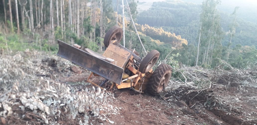 Idoso morre em acidente com máquina agrícola durante colheita de eucaliptos