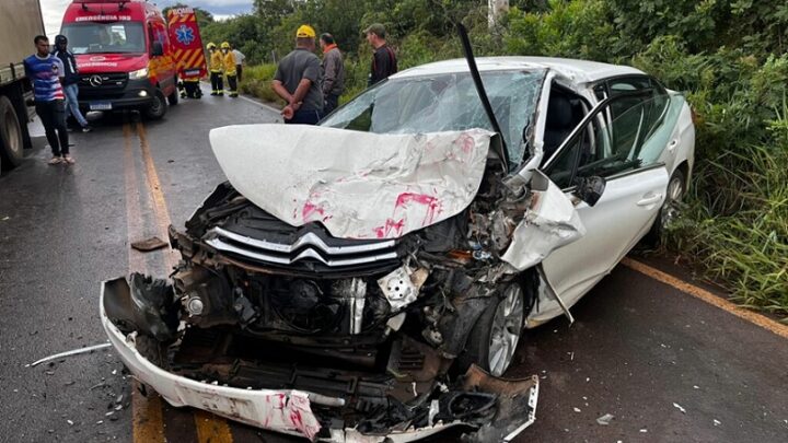 Vídeos: colisão frontal entre veículo e caminhão deixa criança ferida na SC 484