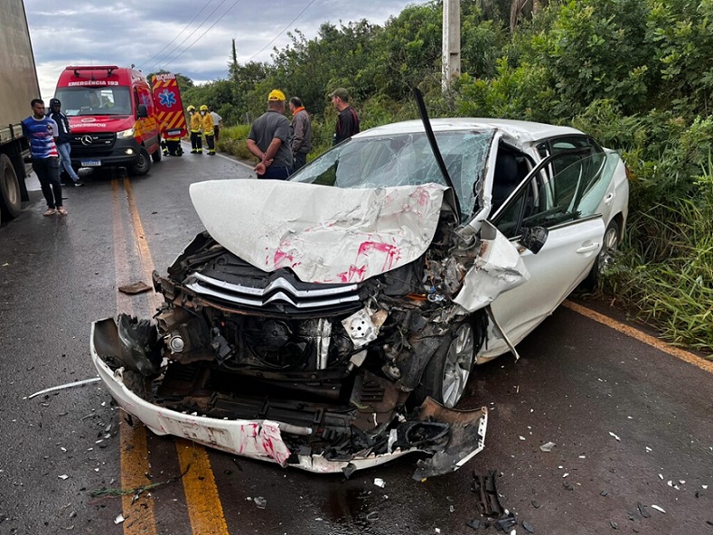 Vídeos: colisão frontal entre veículo e caminhão deixa criança ferida na SC 484