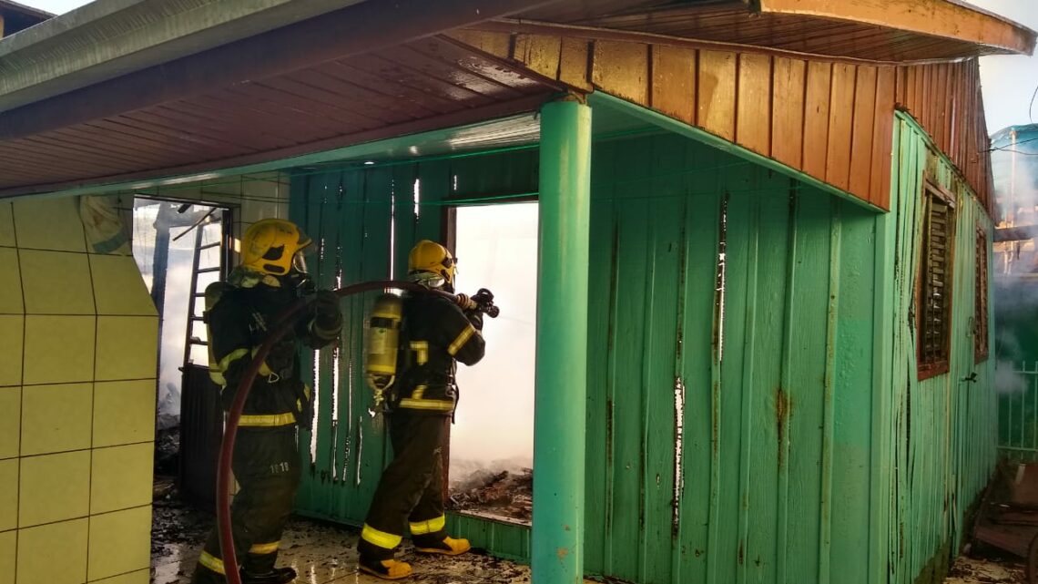 Incêndio atinge três casas e deixa uma totalmente destruída em Chapecó