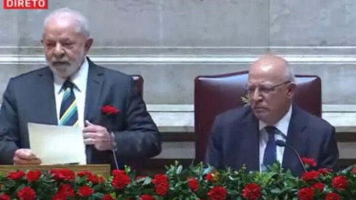 Lula é recebido na Assembleia de Portugal sob protestos; veja imagens