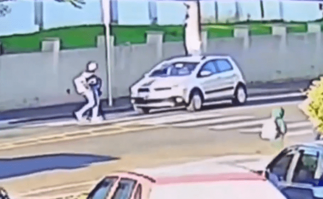 Vídeo: mãe e filho de cinco anos são atropelados na faixa de pedestres em Concórdia