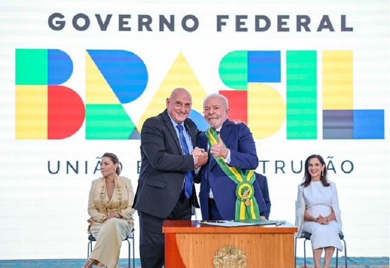 Ministro do GSI pede demissão após imagens em que aparece no Planalto durante invasão