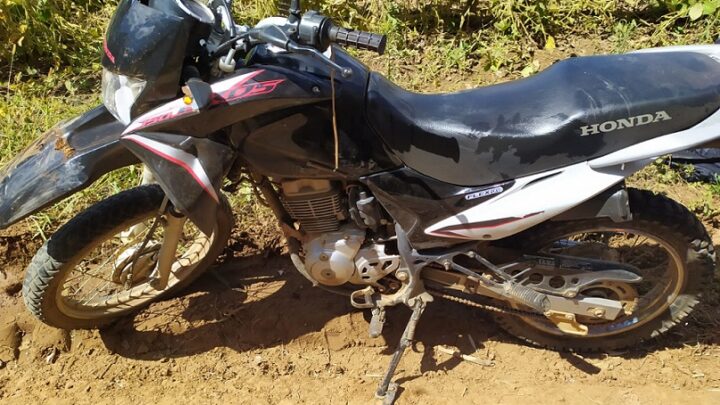 Mulher fica ferida após acidente entre motocicleta e carro no Oeste de SC