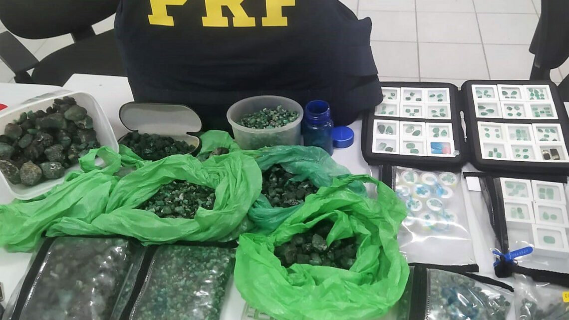 Quase 10 kg de pedras que podem ser esmeraldas são apreendidas na BR-470