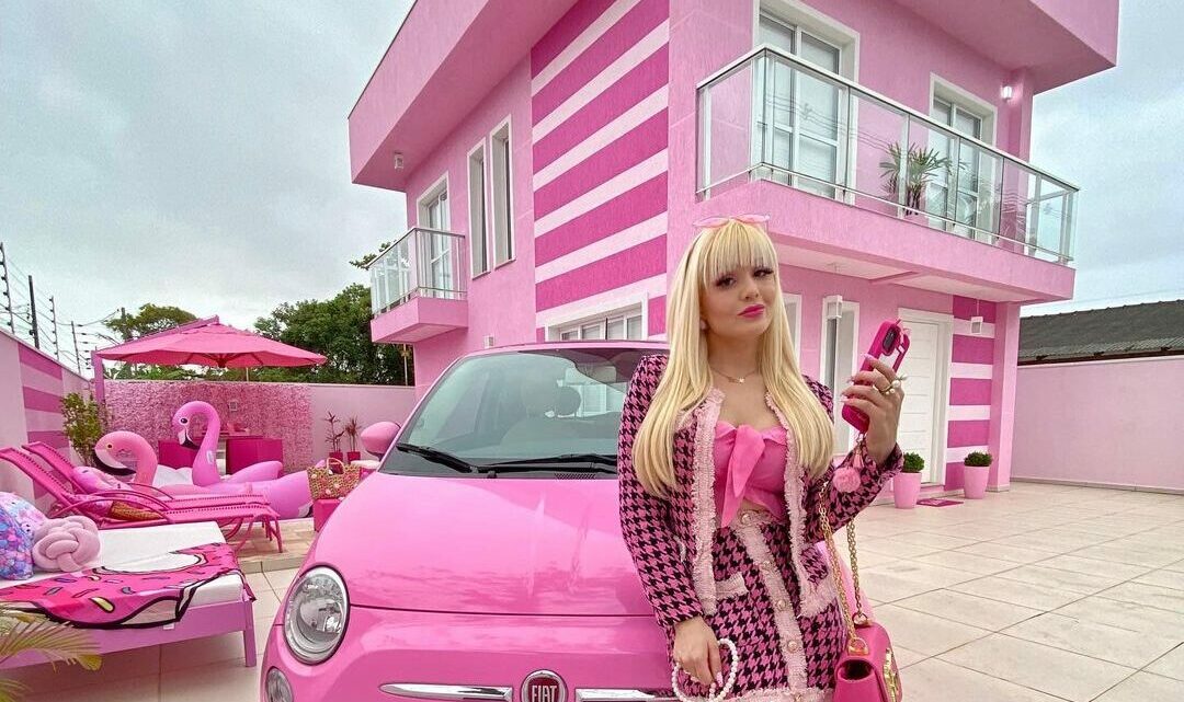 Tudo rosa! Brasileira vive como a Barbie e tem até piscina inusitada; veja