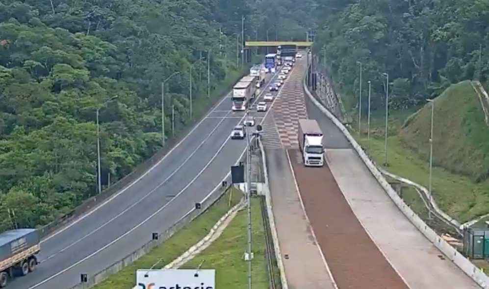 Vídeo: carreta carregada com café perde os freio e motorista utiliza área de escape da BR-376