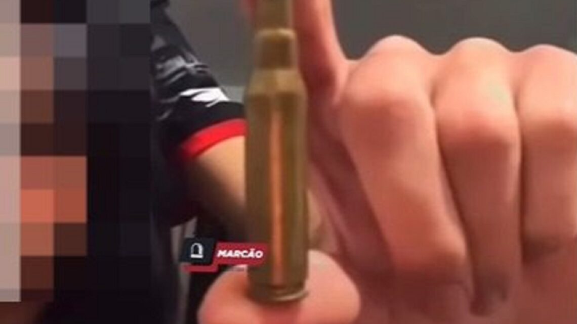 VÍDEO: Jovens fazem live ostentando armas, cápsulas de fuzil e se dão mal