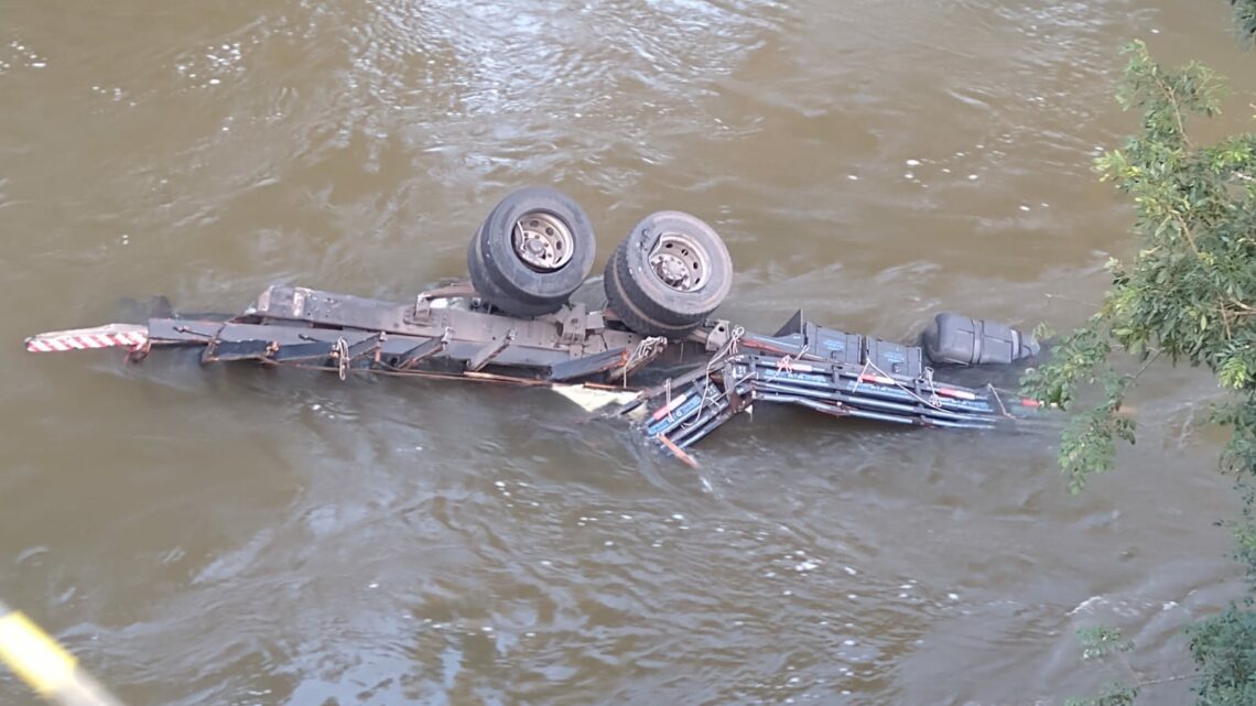 Caminhão cai de ponte e motorista fica desaparecido em Rio Negrinho