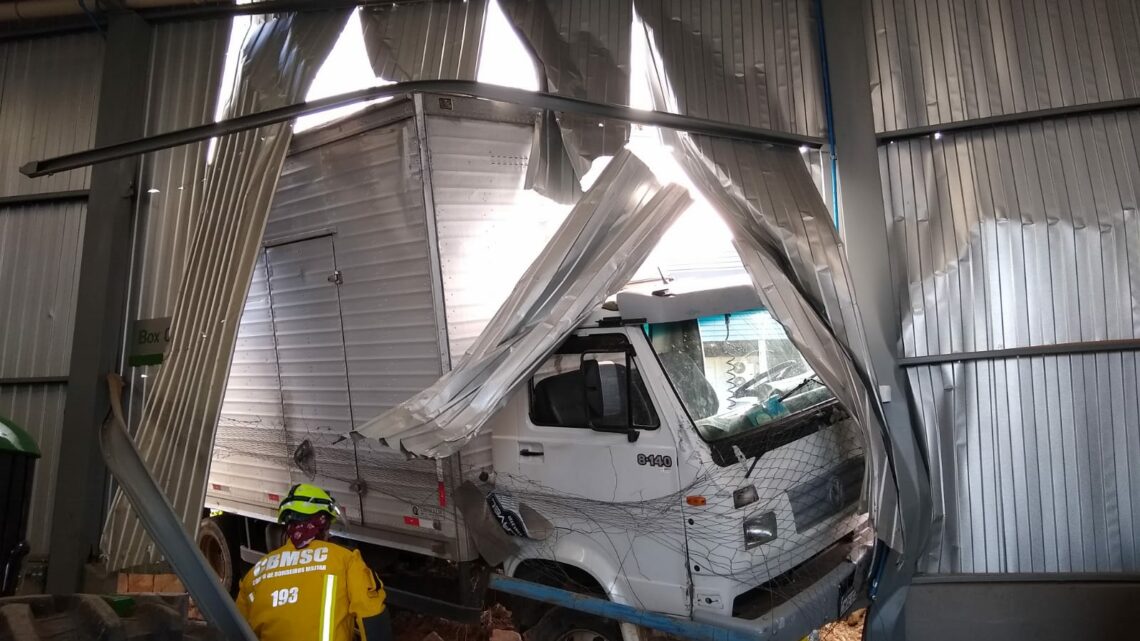Imagens: caminhão atinge empresa agrícola e destrói estrutura em Chapecó