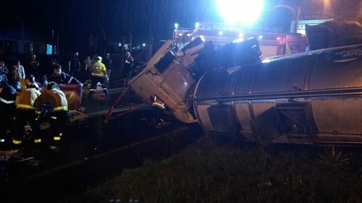 Caminhão de leite tomba e motorista fica presa às ferragens em Chapecó