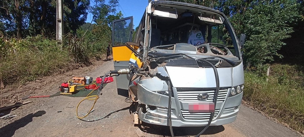 Ônibus escolar com 15 passageiros colide em caminhão na SC-465