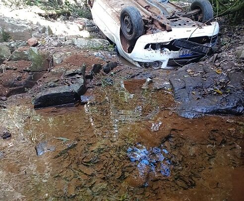 Motorista despenca de ponte de quatro metros com carro e fica ferido