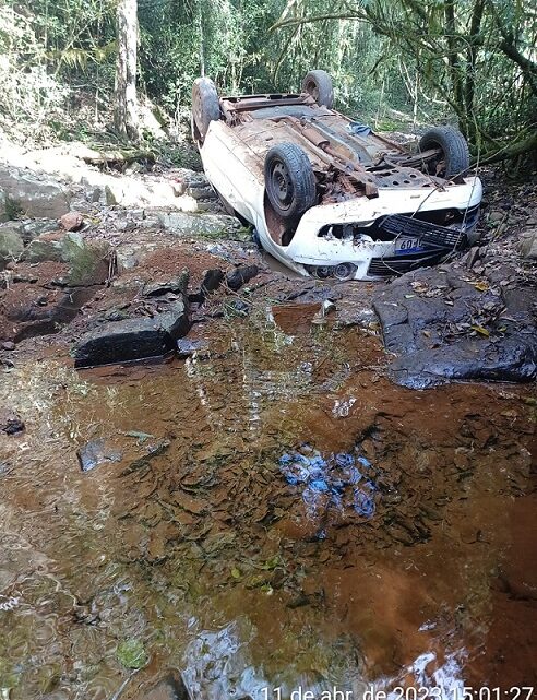 Motorista despenca de ponte de quatro metros com carro e fica ferido