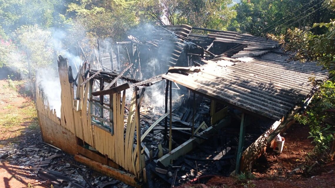 Casa de madeira é tomada pelas chamas durante incêndio em Seara