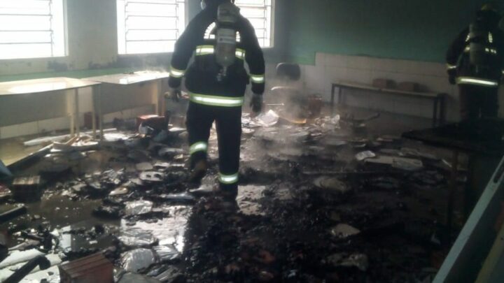 Escola em SC é atingida por incêndio e causas são investigadas