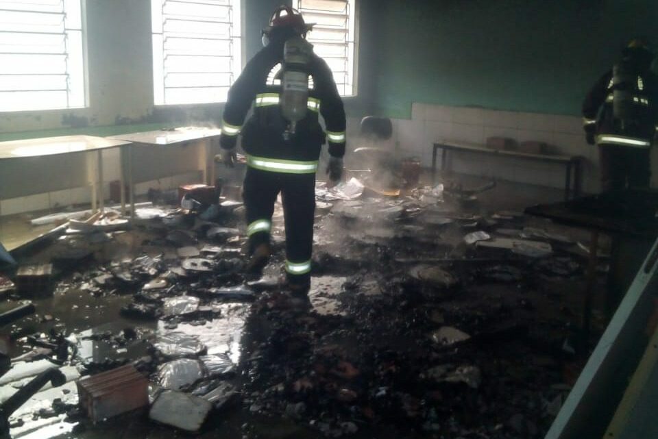 Escola em SC é atingida por incêndio e causas são investigadas