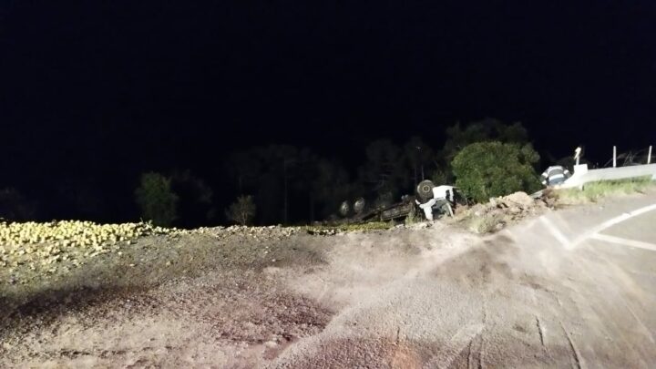 Vídeo: motorista morre após caminhão tombar na Serra Catarinense