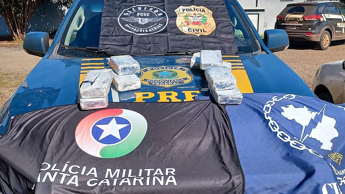Vídeos: ação conjunta PRF, PMRv e PC apreende pasta base de cocaína na BR-480 em Chapecó