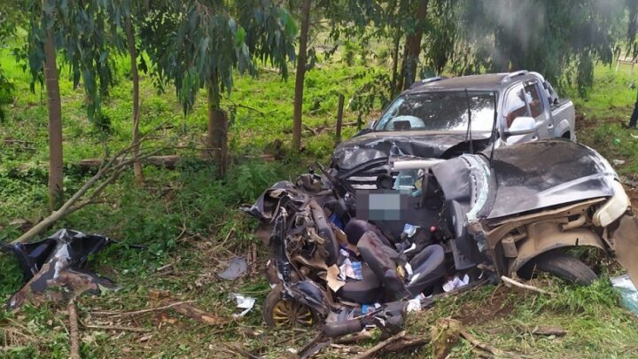 Três pessoas morrem em acidente que deixou carro destruído no Oeste de SC