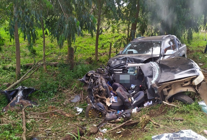 Três pessoas morrem em acidente que deixou carro destruído no Oeste de SC