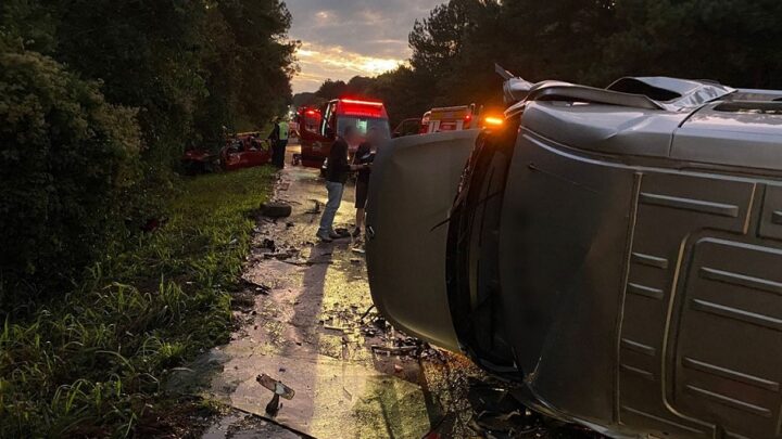 Colisão entre carro e van deixa feridos na BR-280 em SC