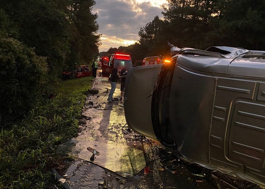 Colisão entre carro e van deixa feridos na BR-280 em SC