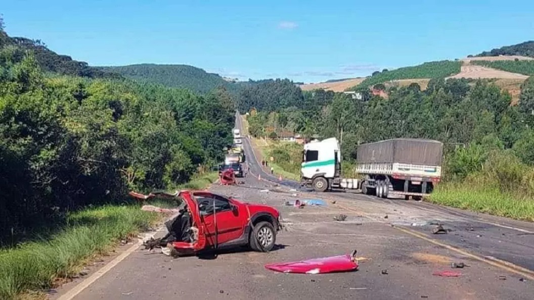 Carro parte ao meio e motorista morre após colisão contra carreta