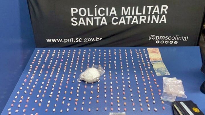 PM intercepta carro com grande quantidade de ecstasy e suspeito tenta atropelar policiais