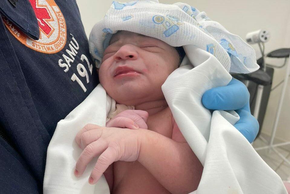 “Eu só deitei e o bebê nasceu”: mãe dá à luz em colchão de posto de saúde em SC