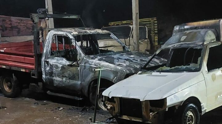 Dois veículos são consumidos pelo fogo em oficina de Seara
