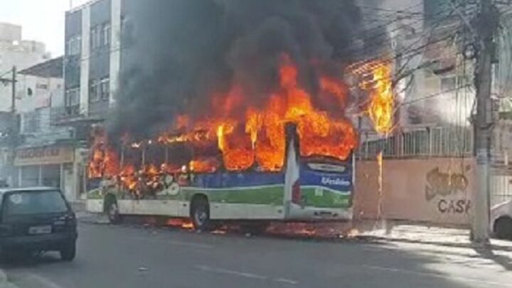 Vídeo: homem ateia fogo em passageiros dentro de ônibus; criança está em estado gravíssimo