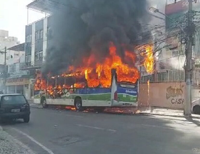 Vídeo: homem ateia fogo em passageiros dentro de ônibus; criança está em estado gravíssimo