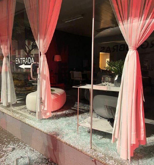 Rapaz de 18 anos quebra vidraça de loja e tenta furtar objetos no centro de Chapecó